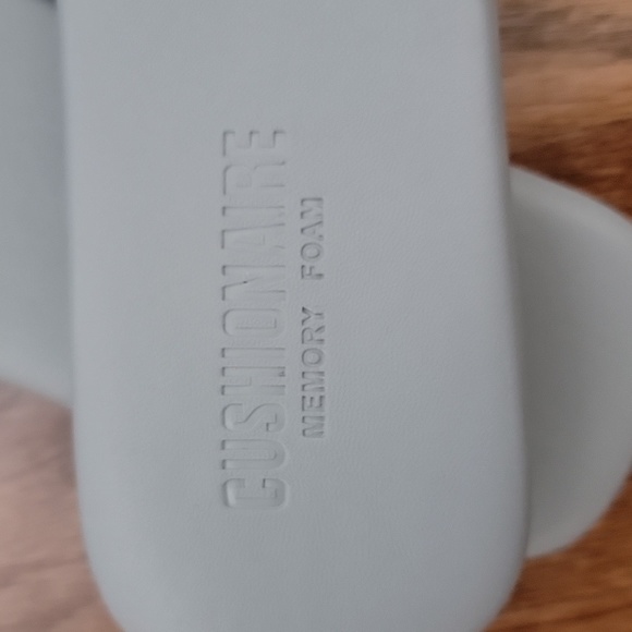 Cushionaire Weaved Grey Memory Foam Sandals - Picture 2 of 5